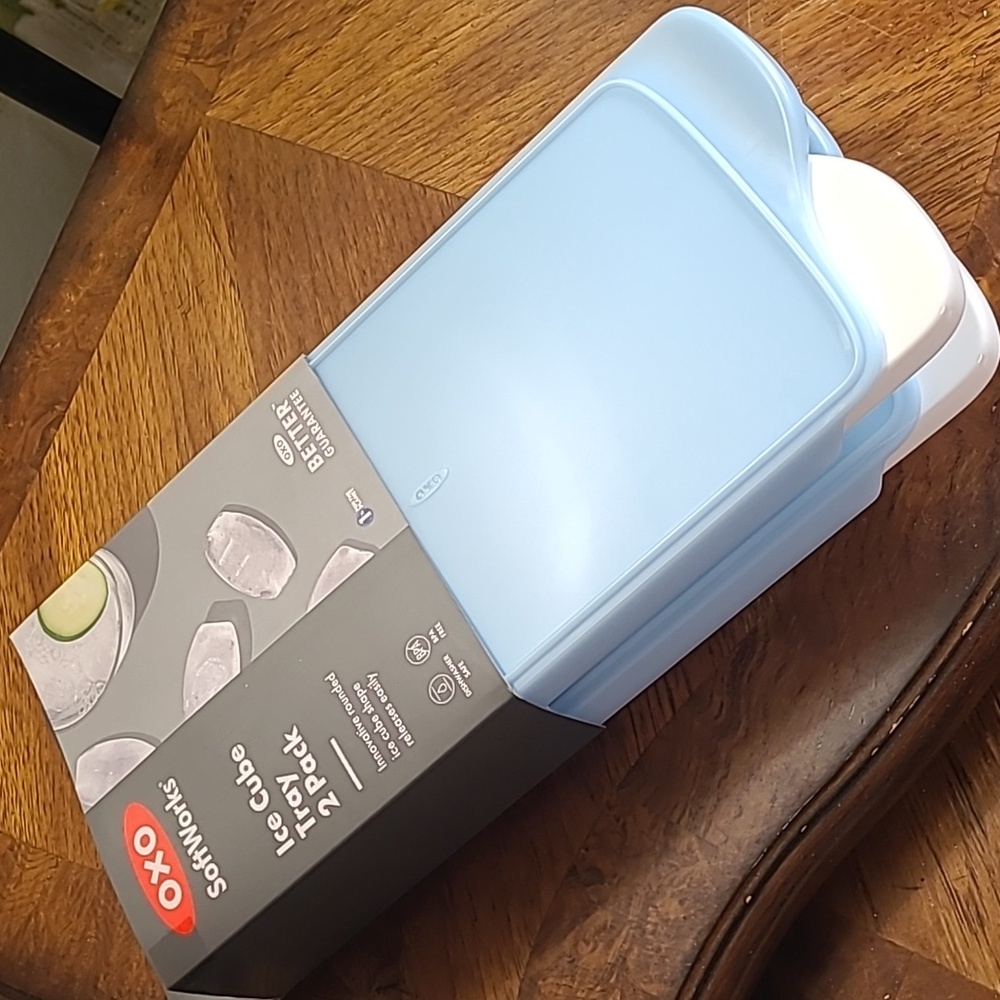 New with tags! OXO 2 pack ice cube tray with lids light blue